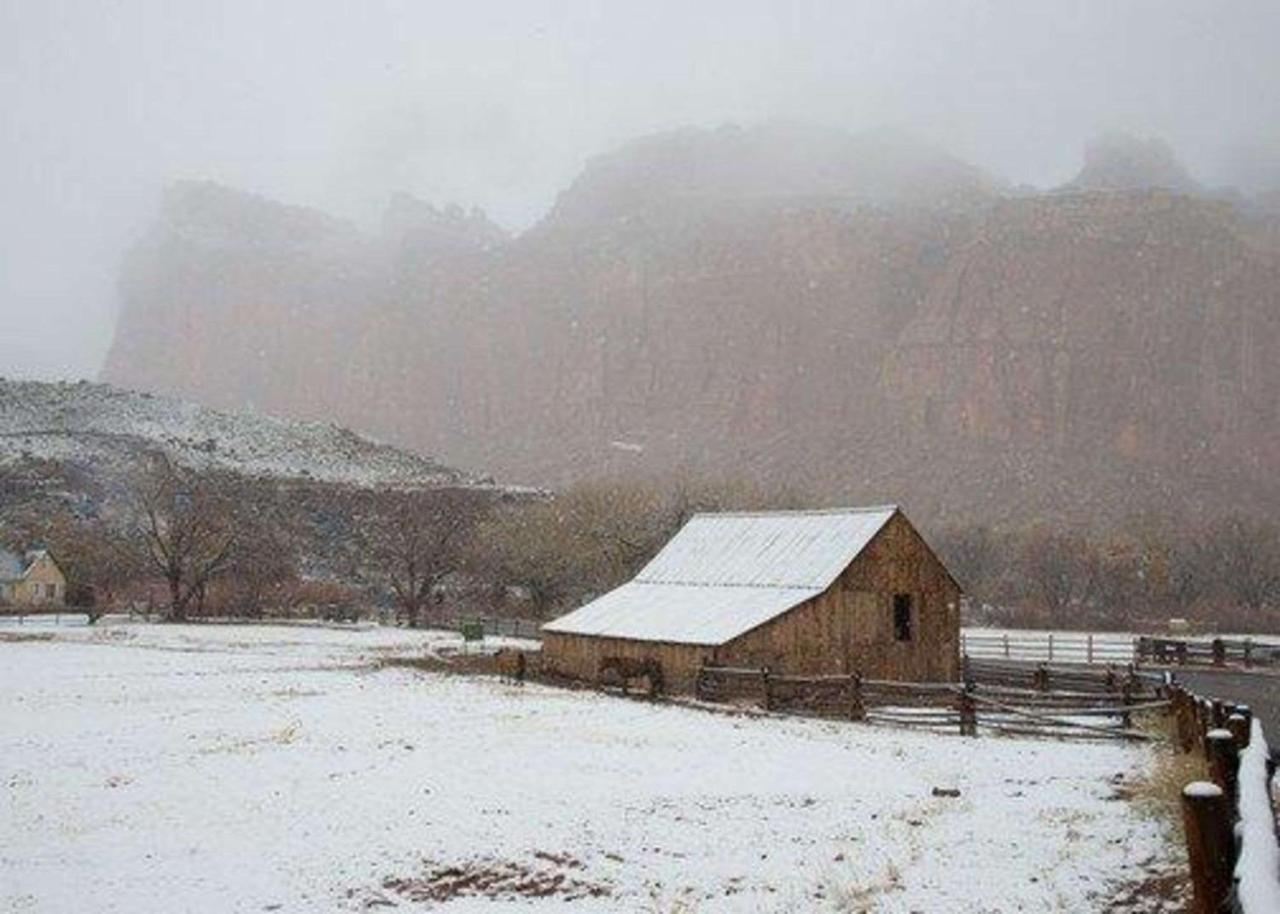 Cathedral Valley Hotel 2*